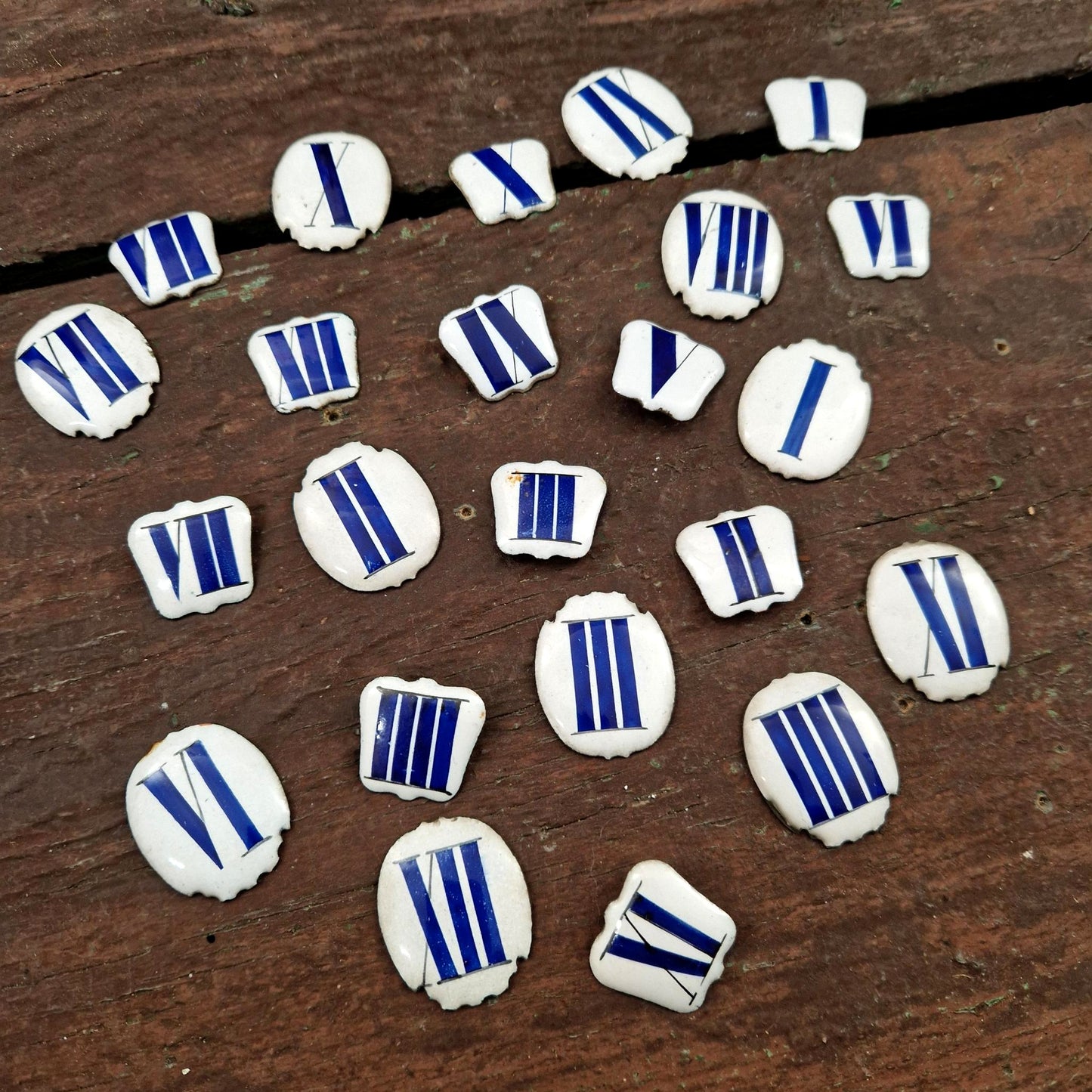 Lot de 23 chiffres romains en tôle émaillée