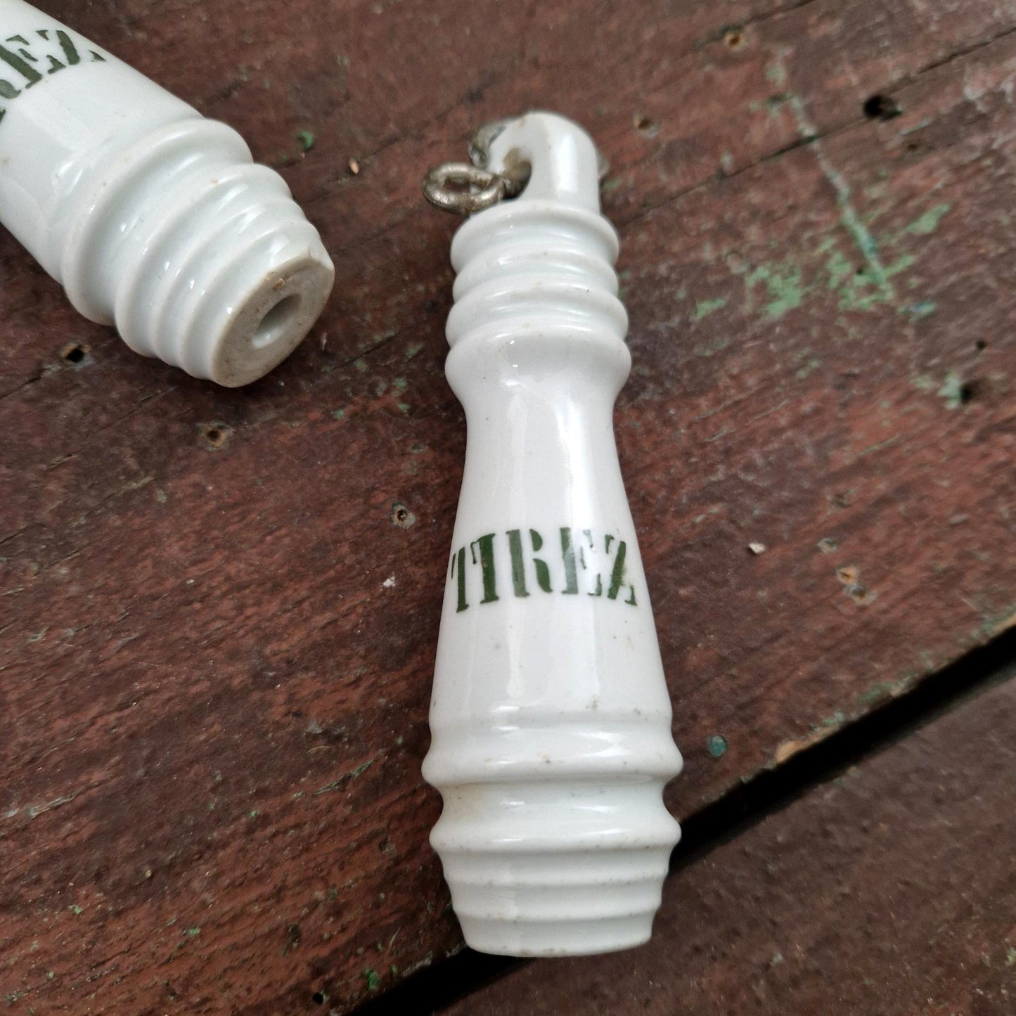 Poignée ancienne en porcelaine blanche « TIREZ »