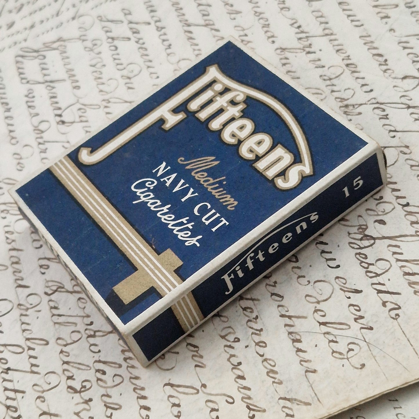 Boîte de cigarettes « Fifteens – Medium Navy Cut »