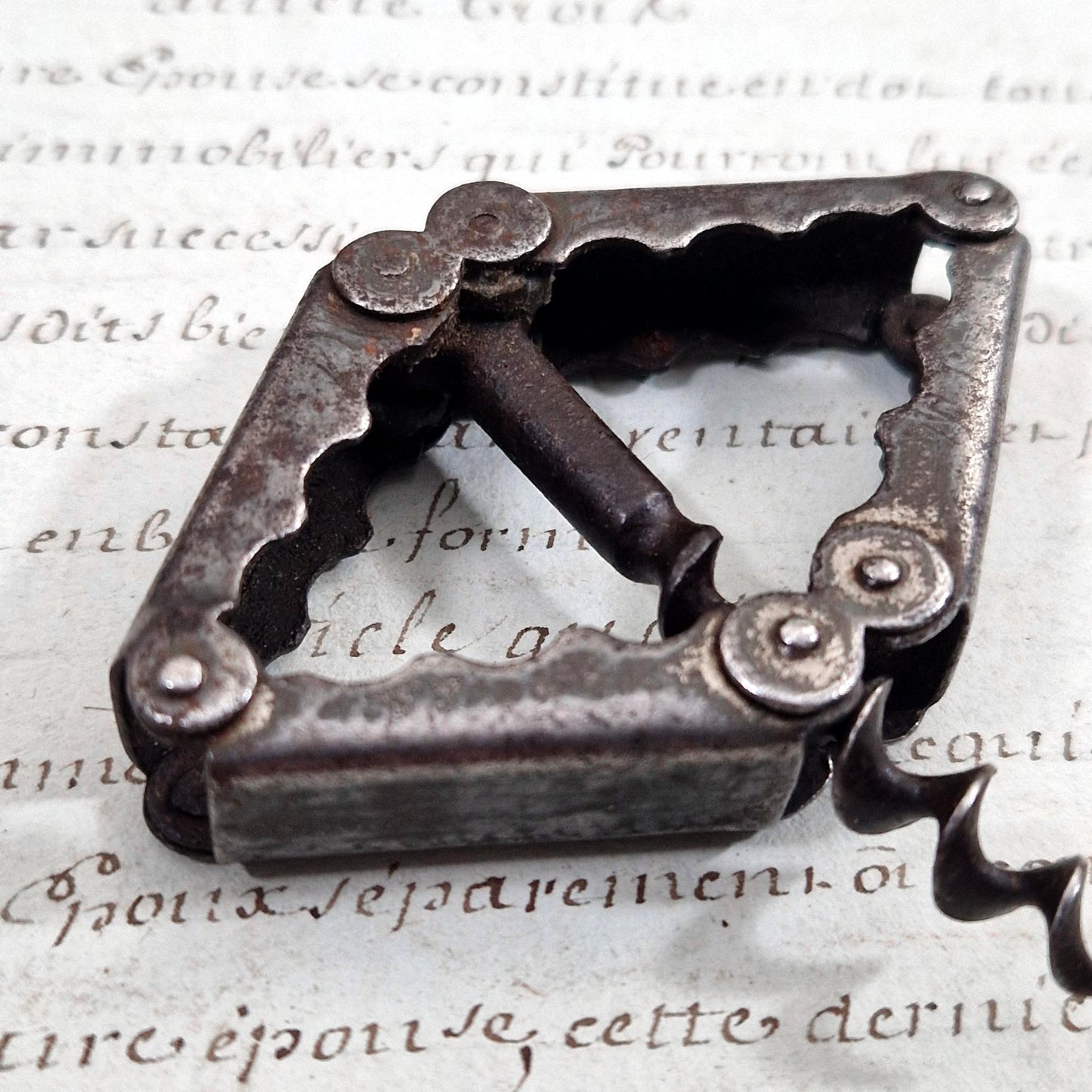 Tire-bouchon pliant de poche dit « Pantographe »