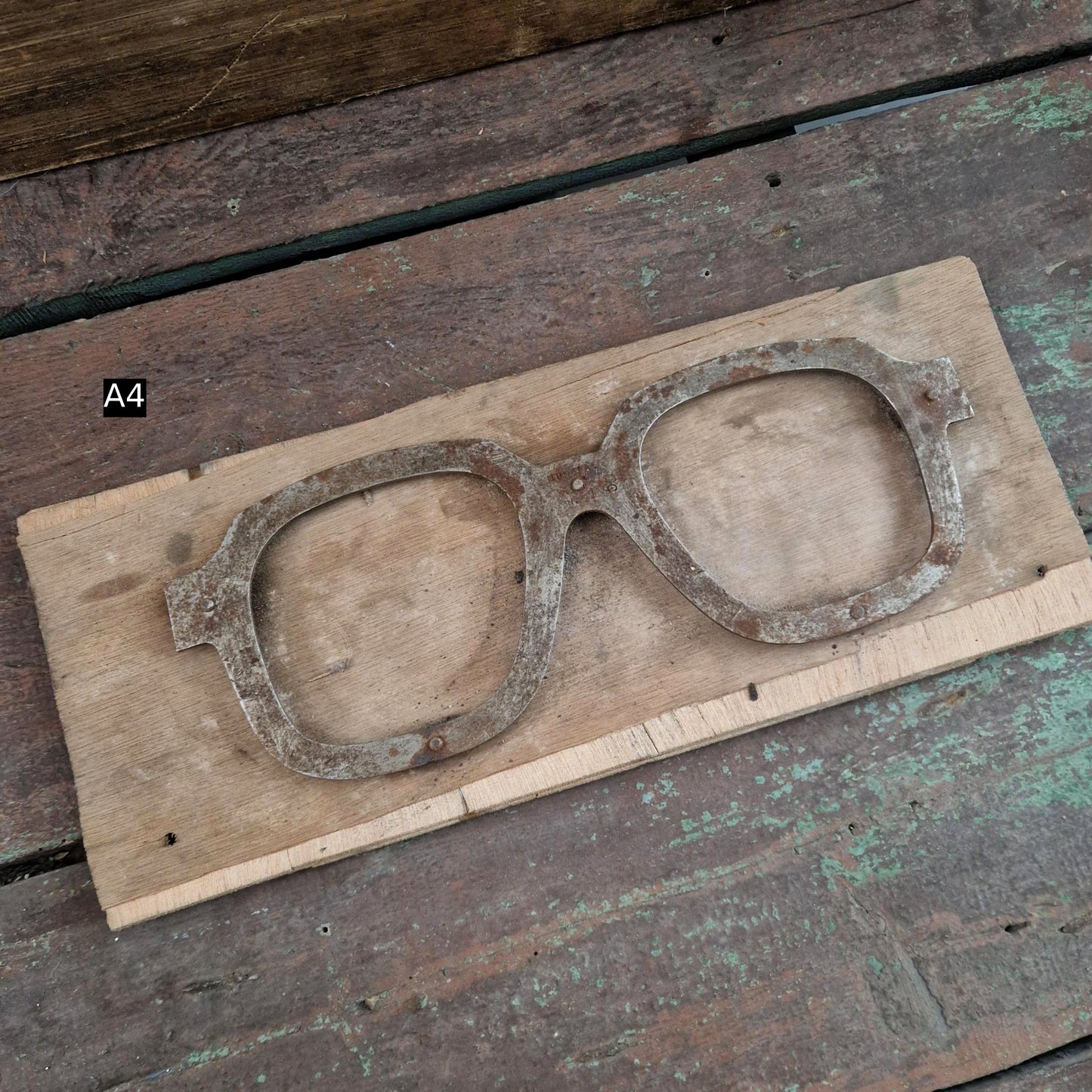 Formes à lunettes en métal sur bois