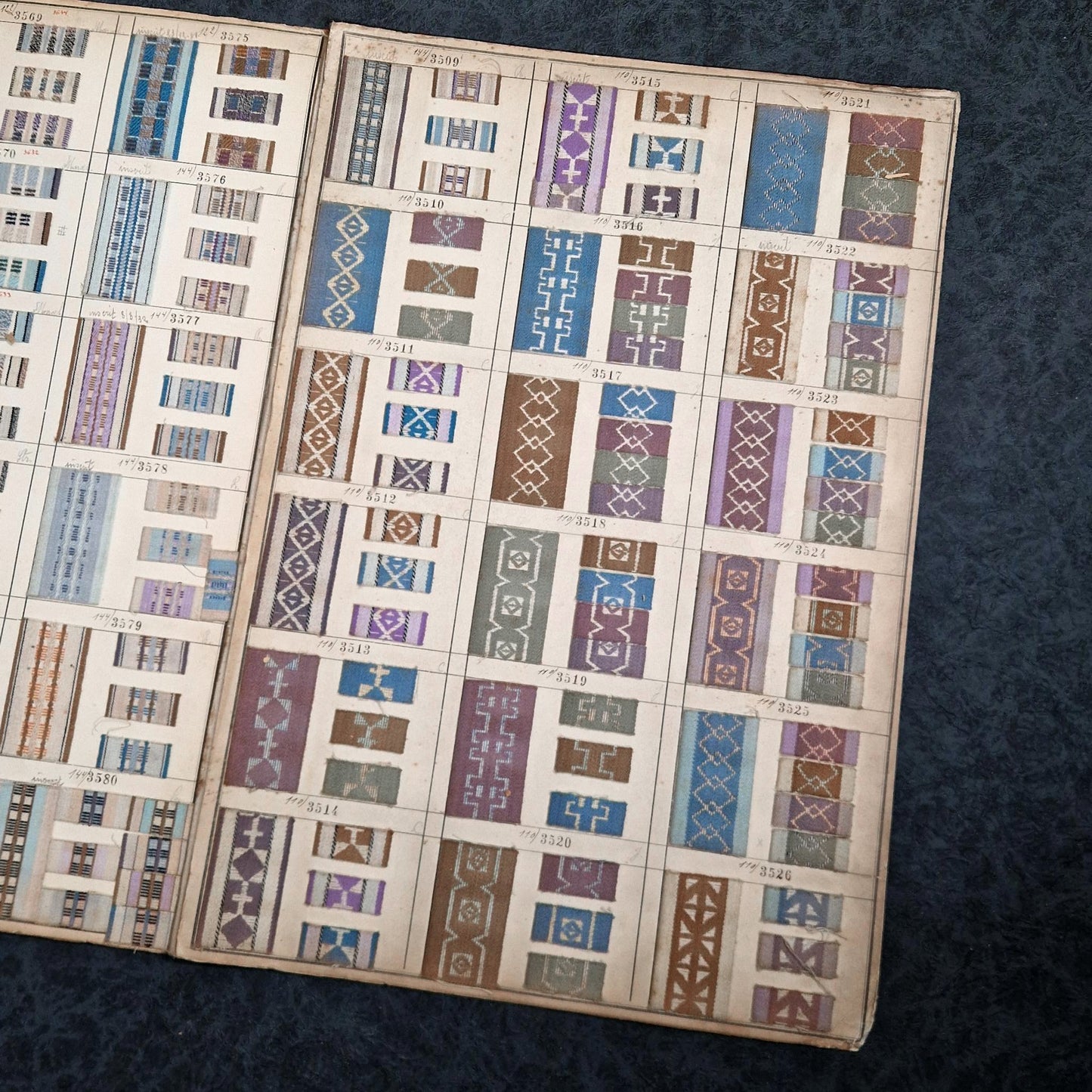 Ancien nuancier textile - 4 pages, motifs géométriques
