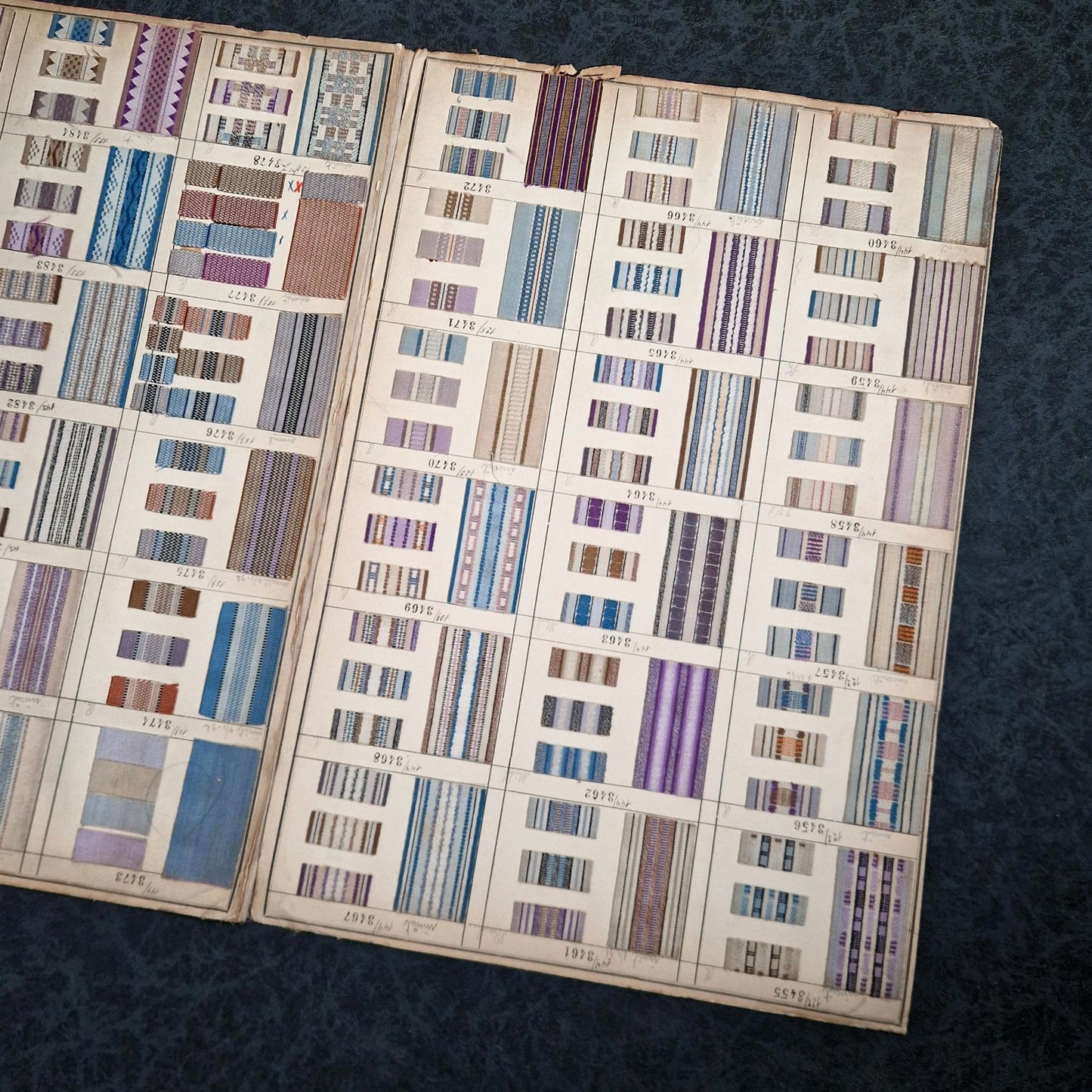 Nuancier de tissus 4 pages - env. 285 échantillons.