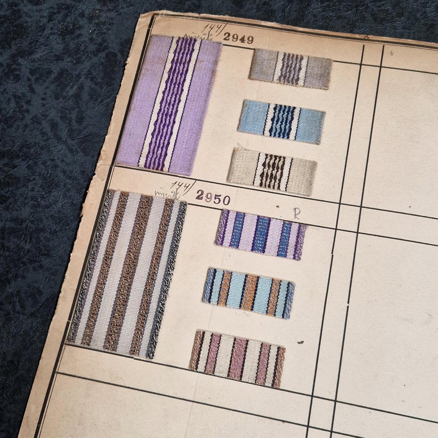 Nuancier textile ancien d'environ 80 échantillons