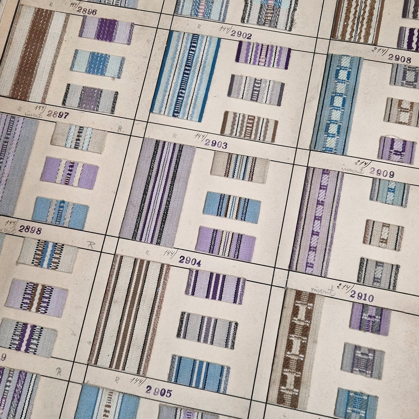 Planche textile double face - environ 150 échantillons