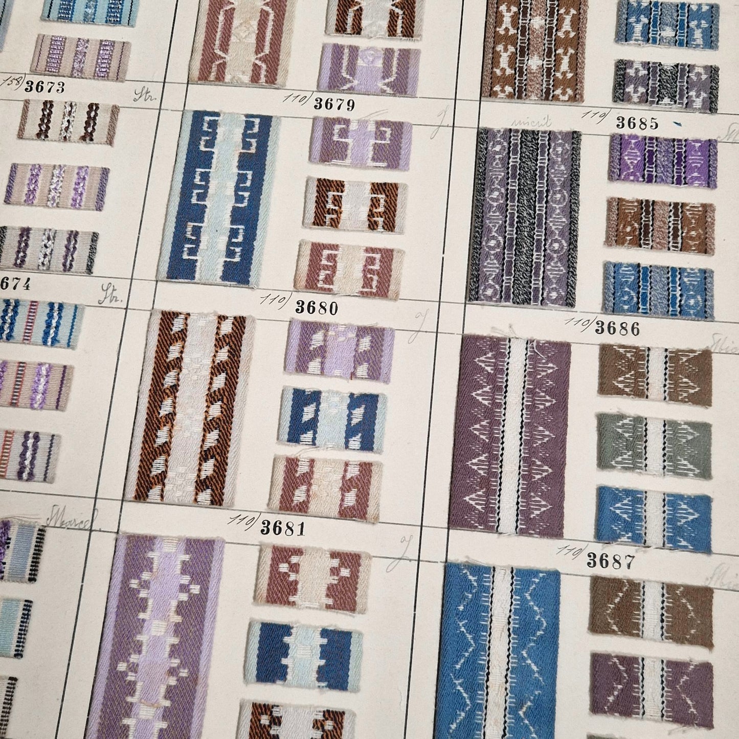 Ensemble d'environ 150 échantillons de tissus