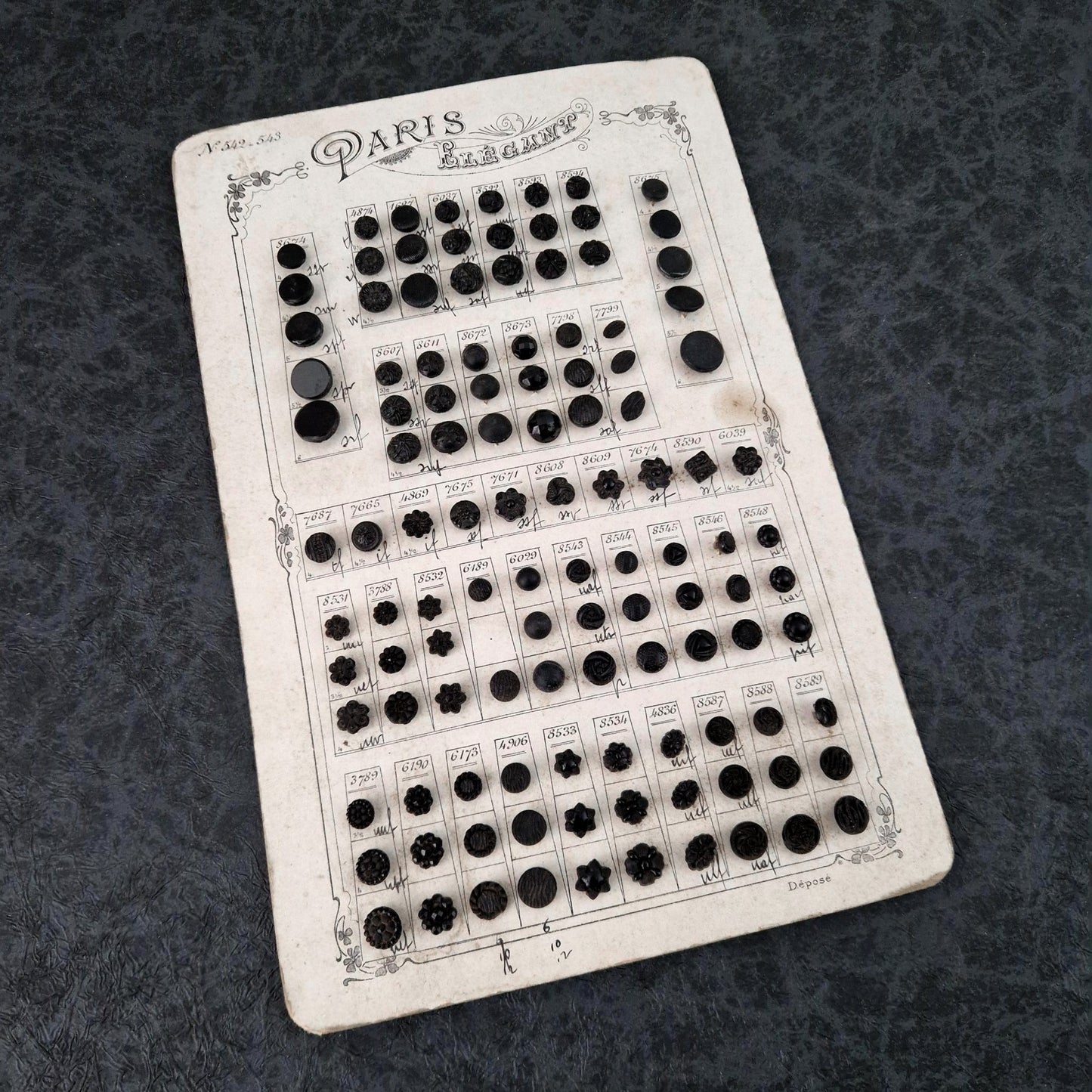 Ancienne planche échantillons de boutons « Paris Élégance »