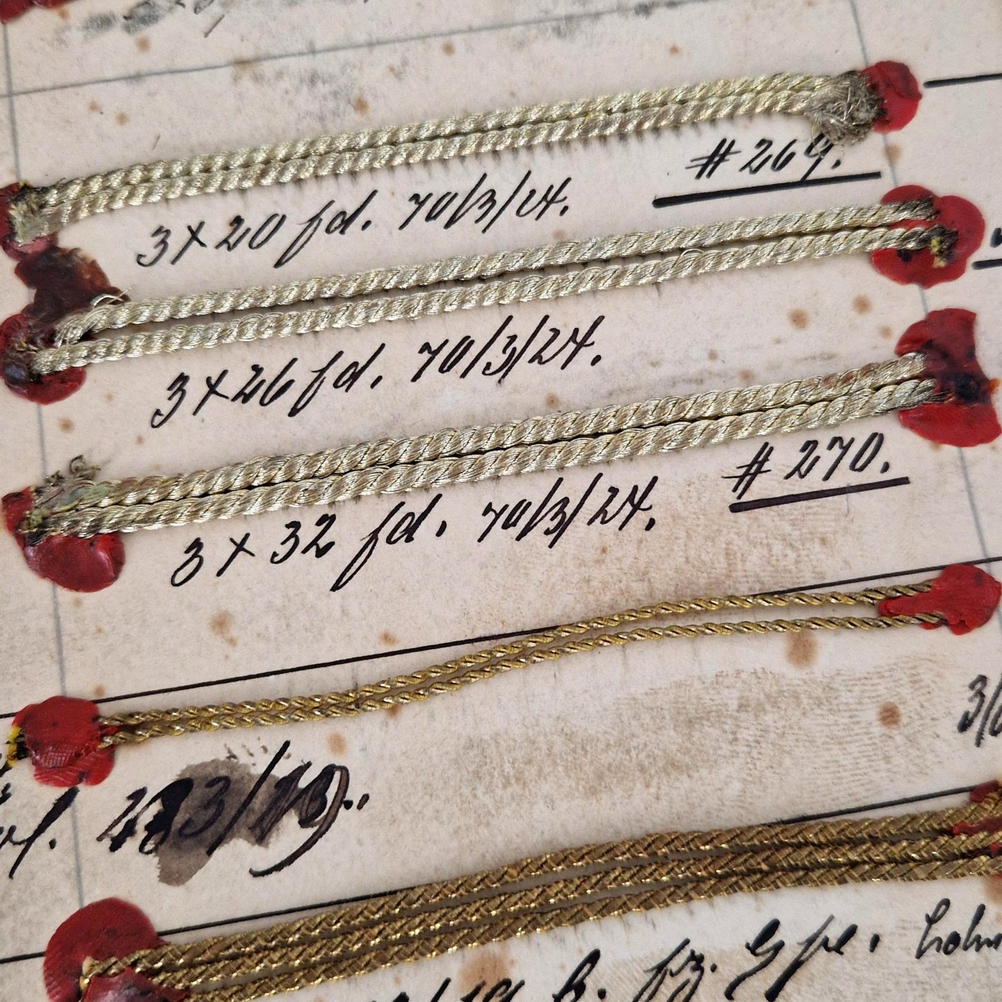 Planche d’échantillons de passementerie dorée