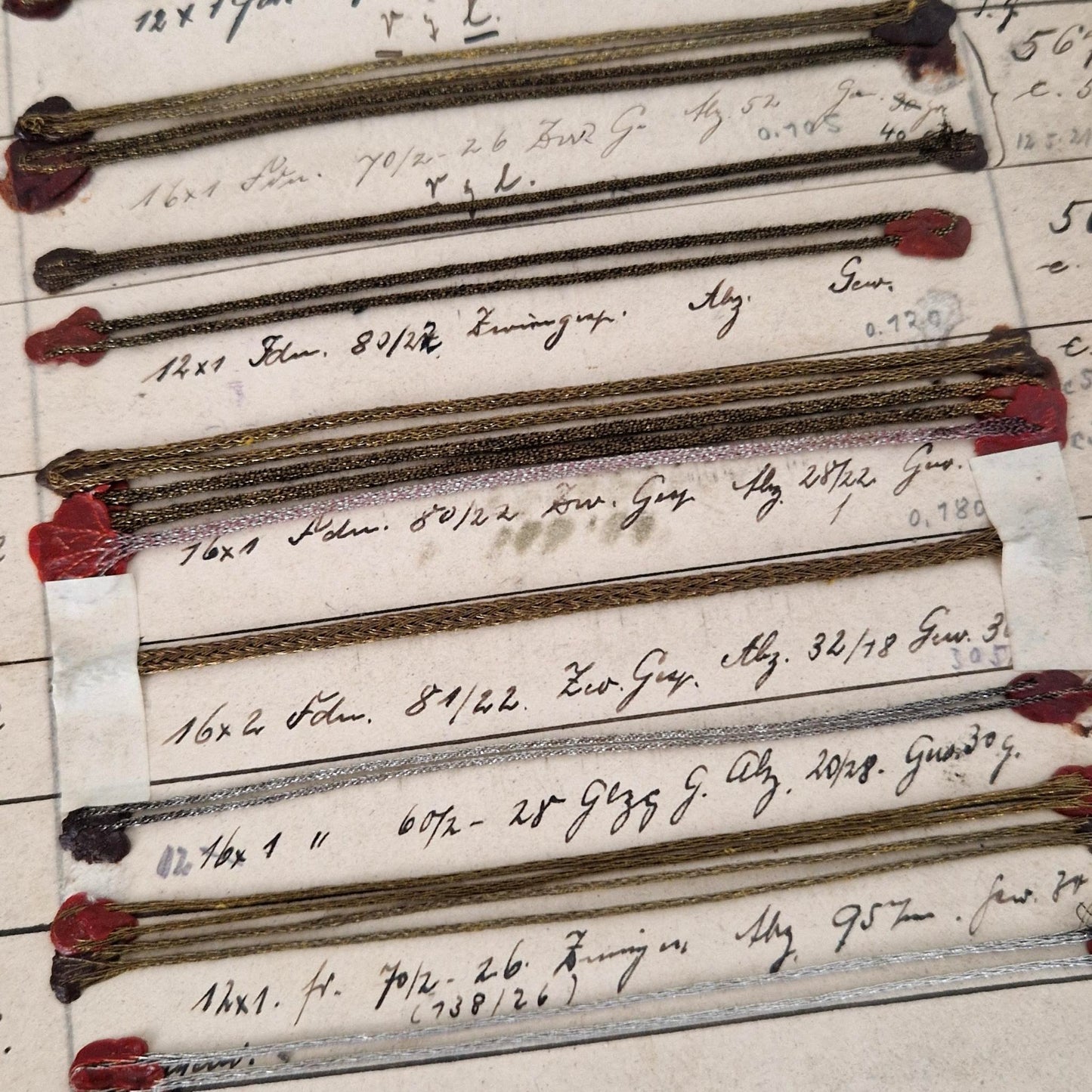 Anciens échantillons de galons métallisés et fils techniques