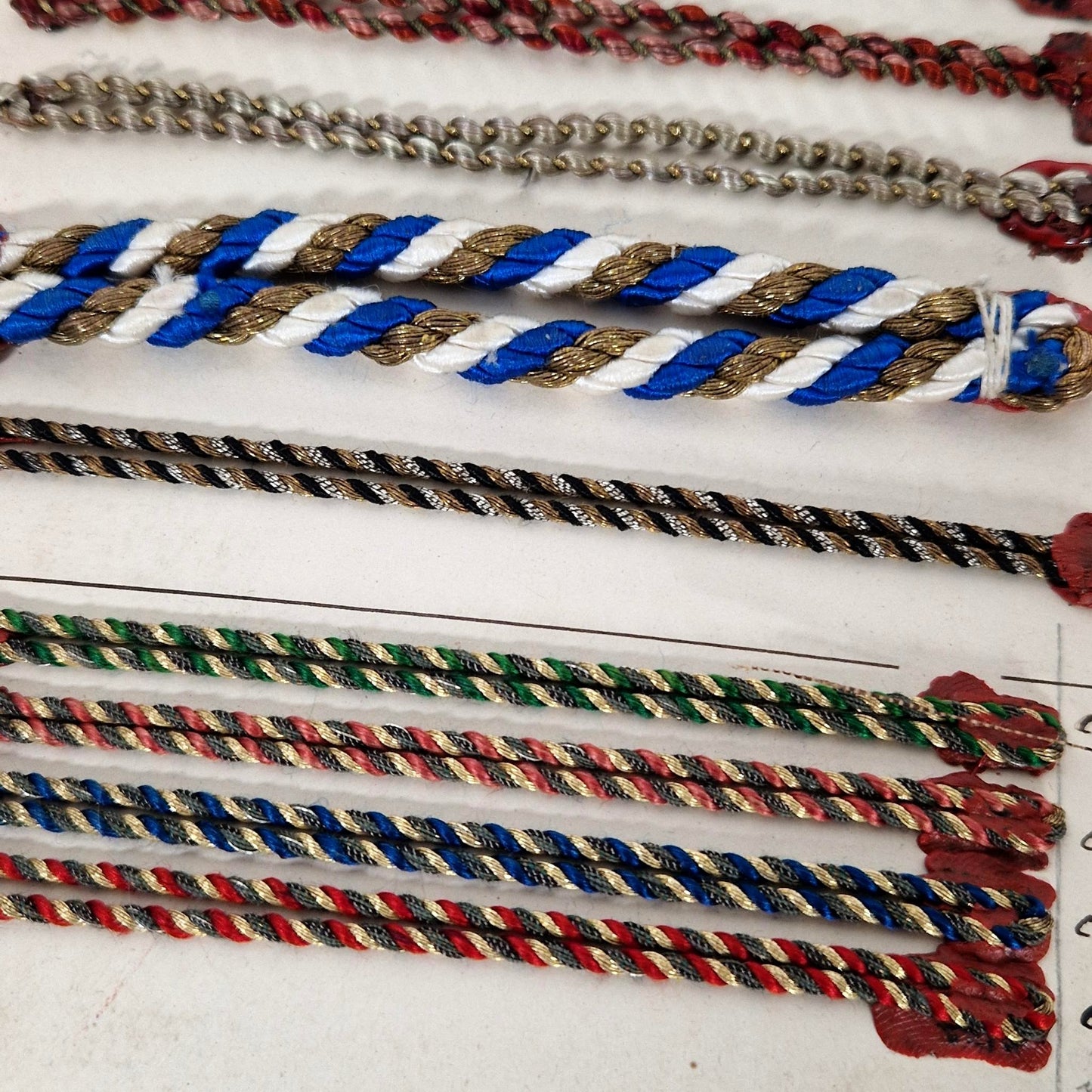 Présentoir de passementerie - fils torsadés polychromes