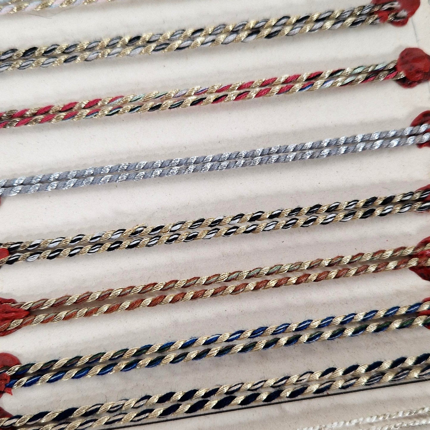 Carnet d’échantillons de passementerie à 3 volets