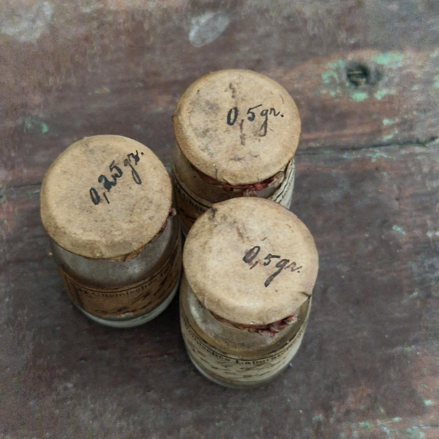 3 jolis anciens flacons miniatures de laboratoire (l7)