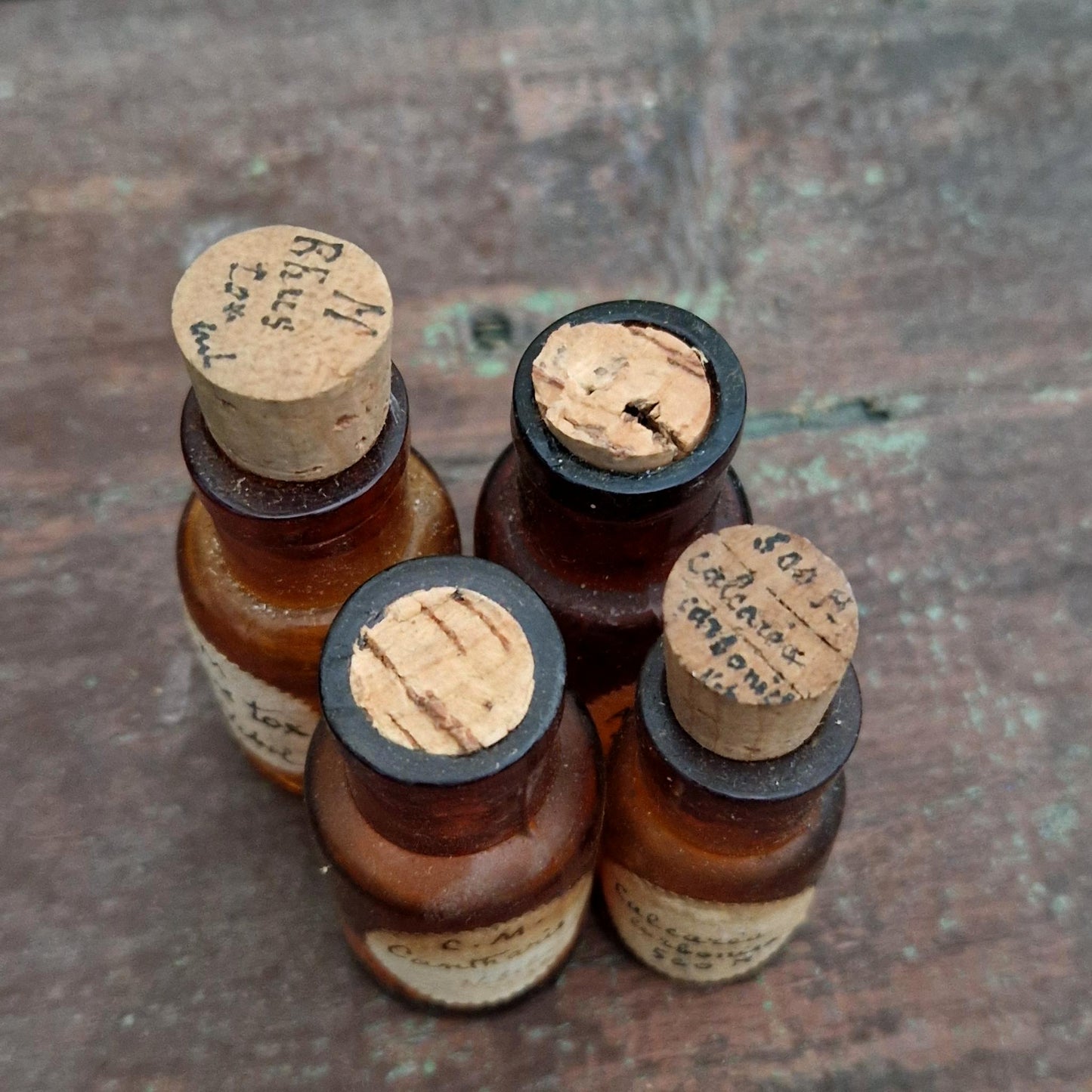 4 Flacons homéopathiques en verre ambré (l13)