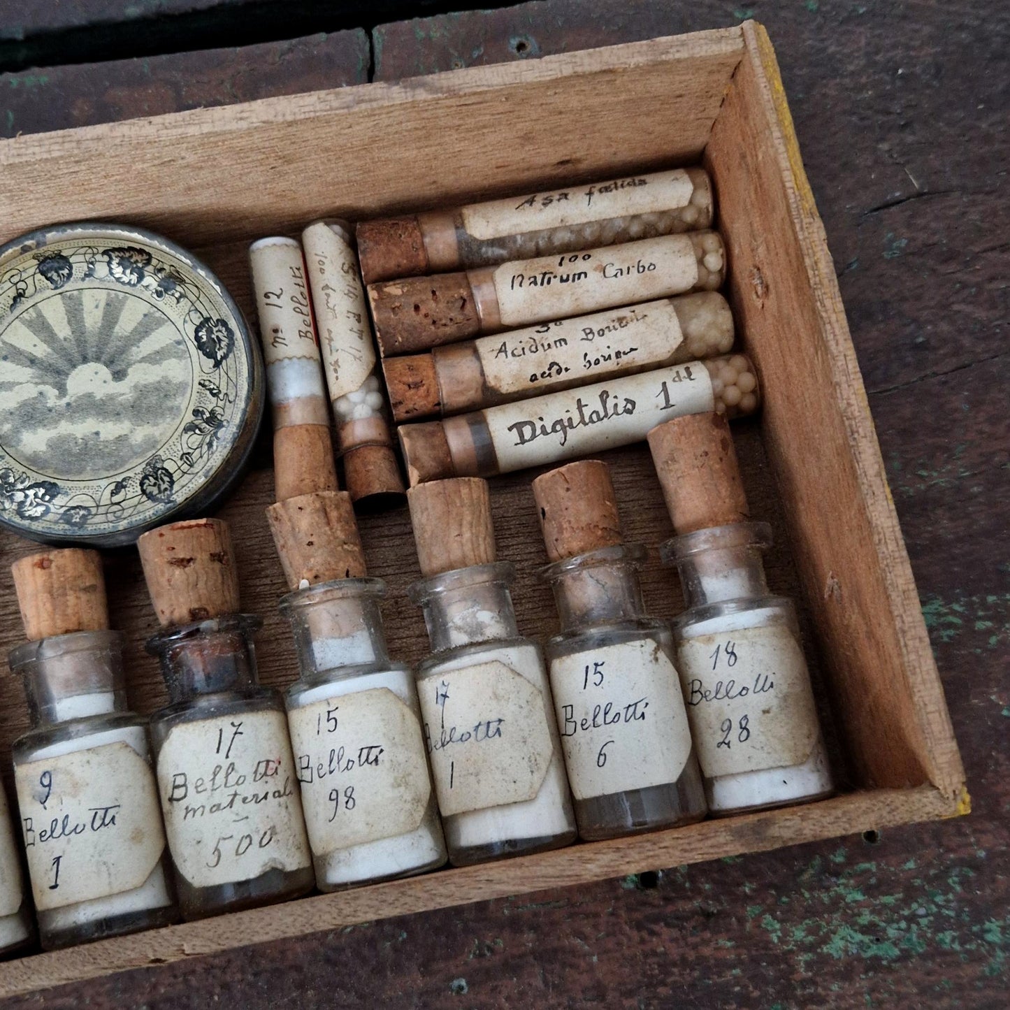 Ancien coffret de curiosités pharmaceutiques - 23 pièces (c9)