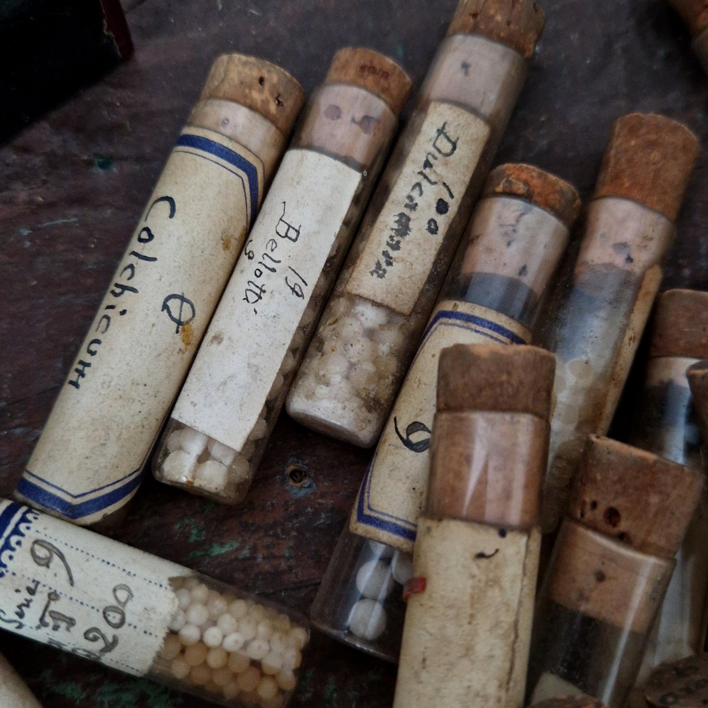 22 anciens tubes homéopathiques manuscrits (c11)