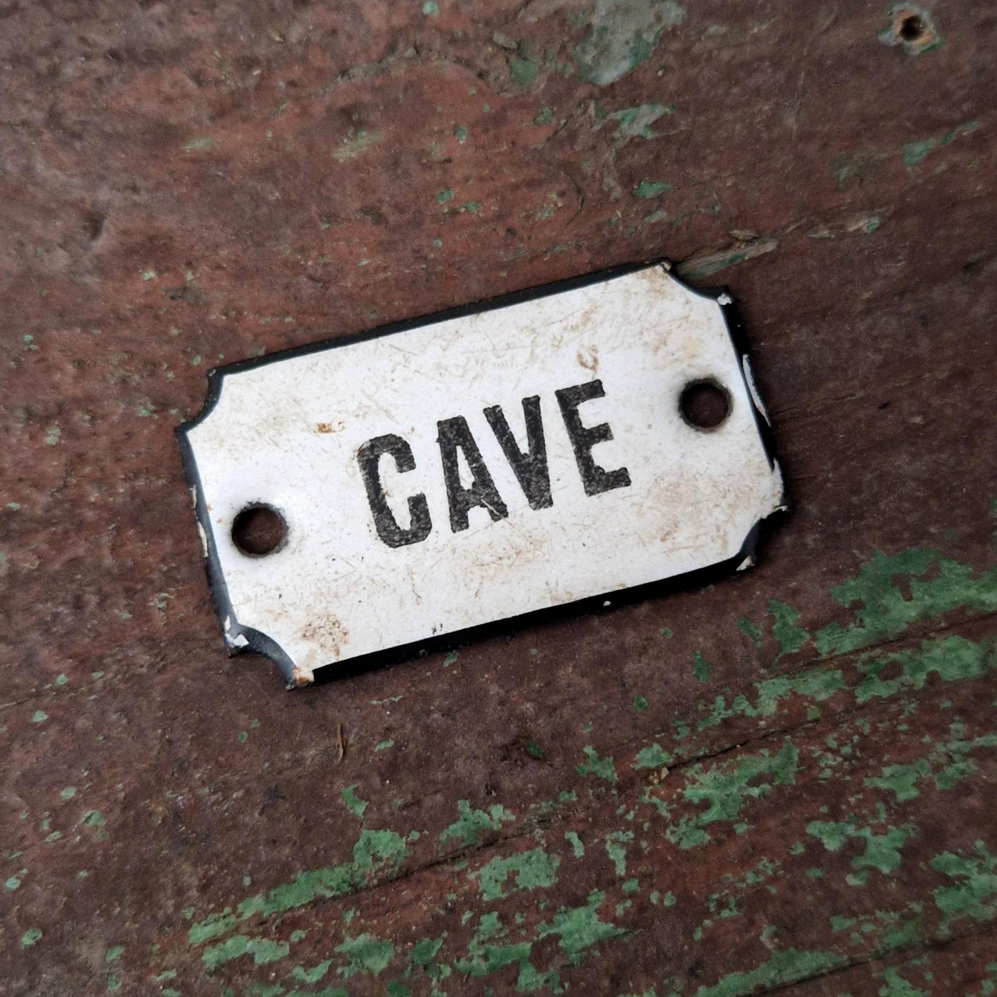 Petite plaque émaillée « Cave »