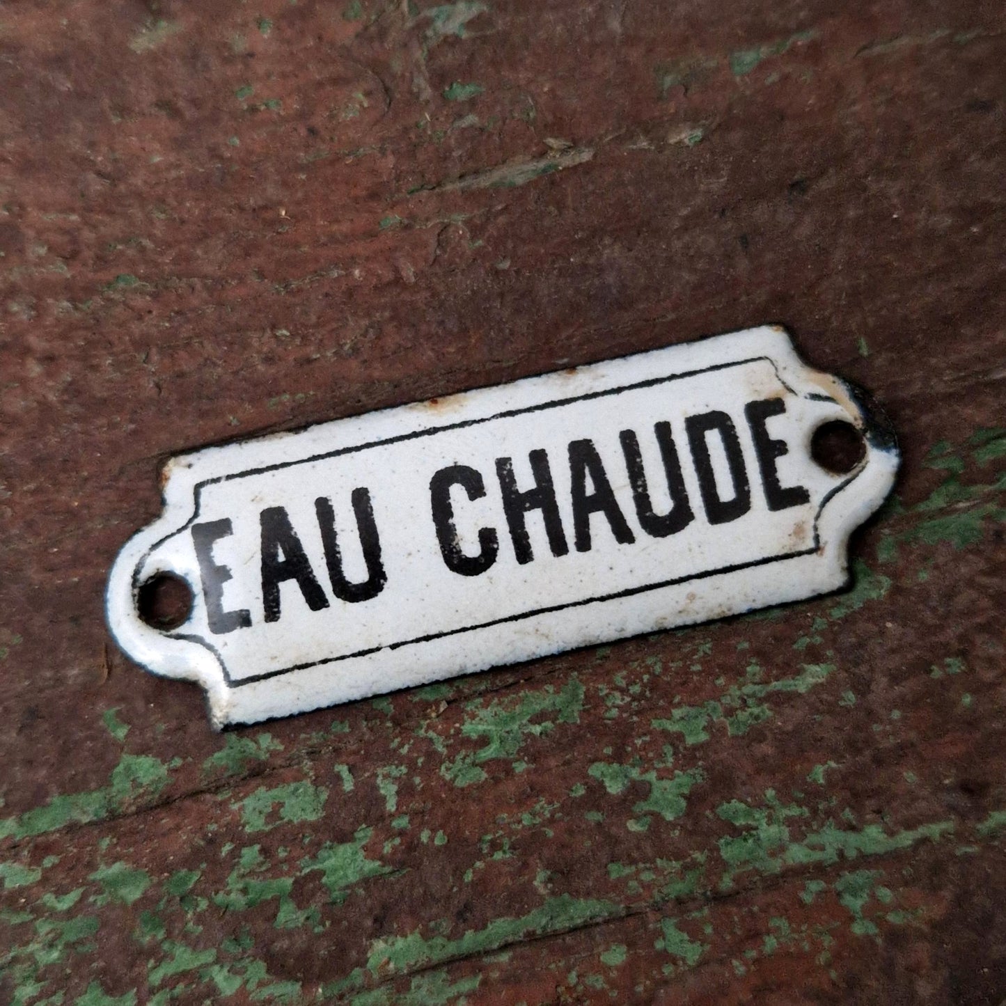 Ancienne plaque émaillée « Eau chaude »