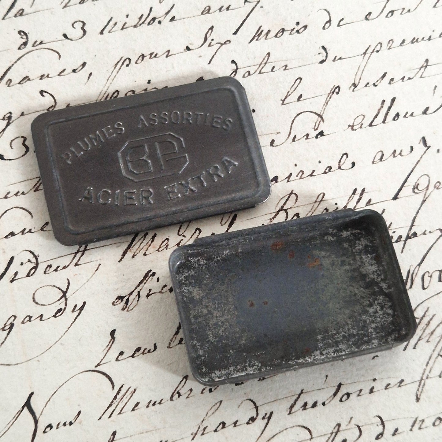 Ancienne boite métal « Plumes assorties B.P. - Acier extra »