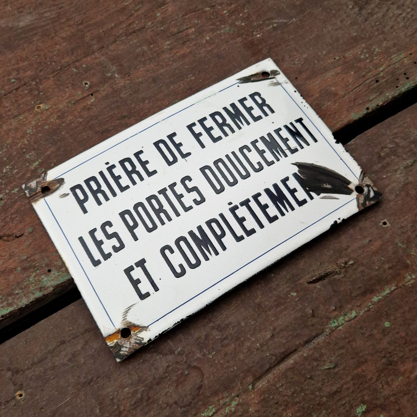 Plaque émaillée « Prière de fermer les portes doucement... »