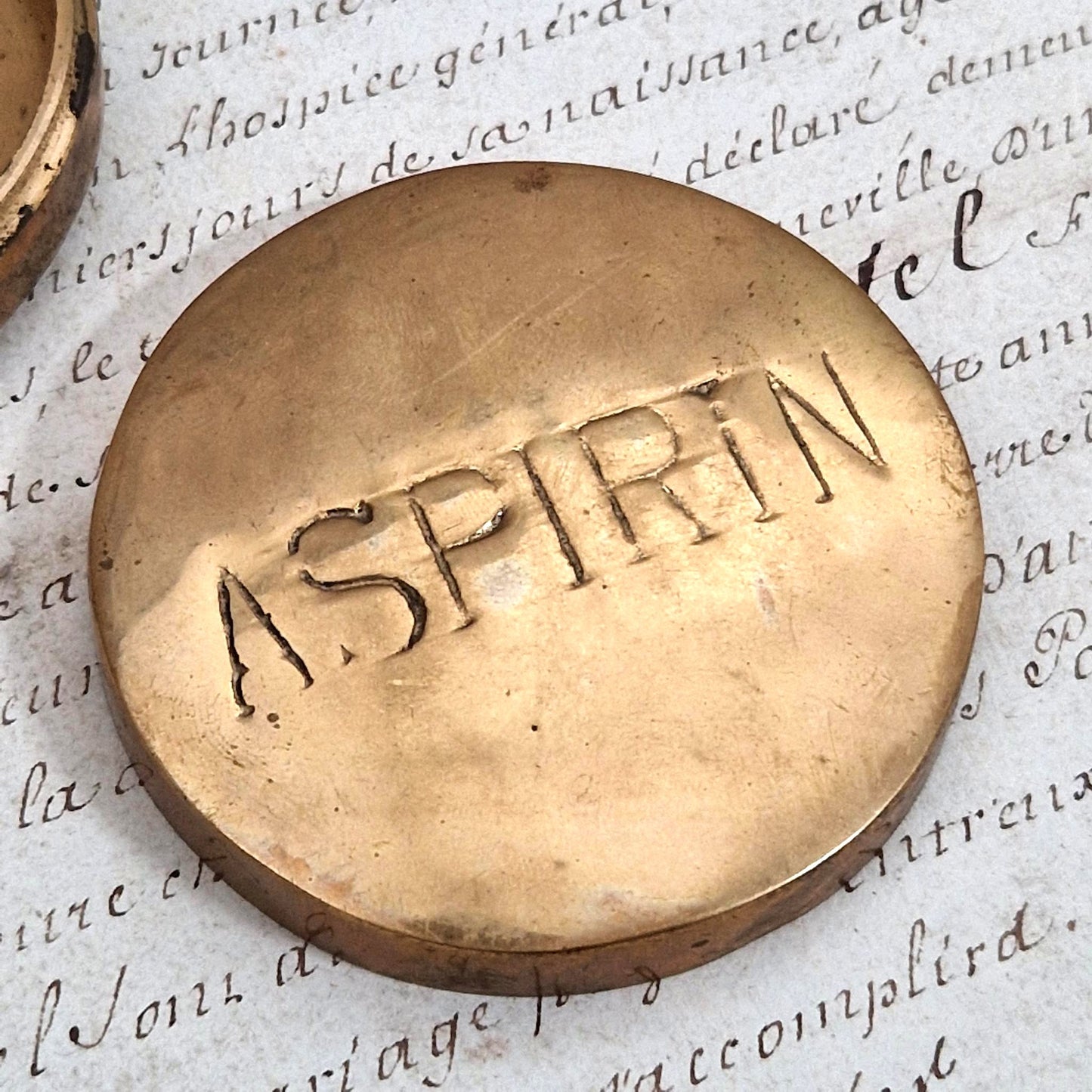 Ancienne boîte à aspirine de poche en laiton - Début XXe