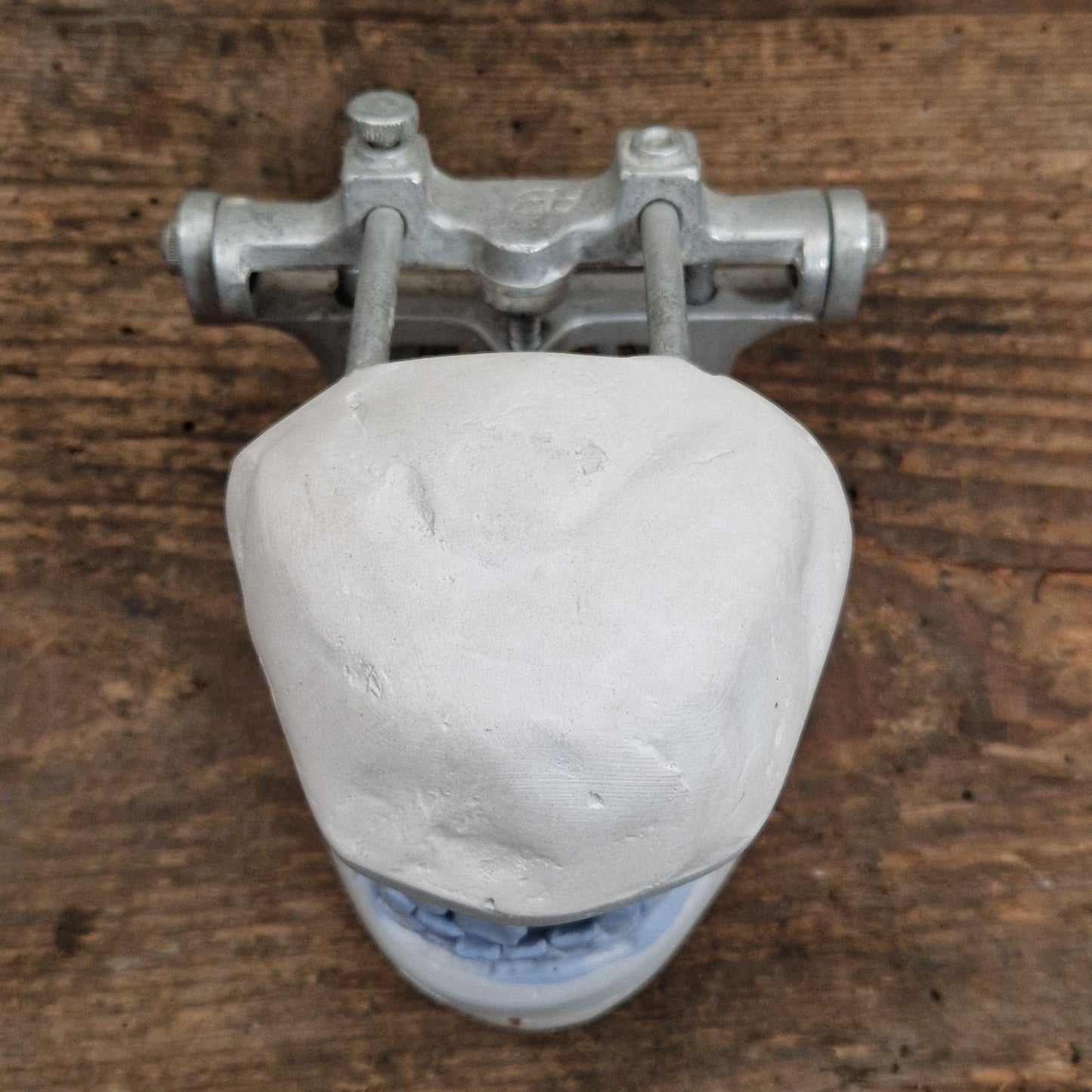 Ancien articulateur dentaire avec moulage en plâtre