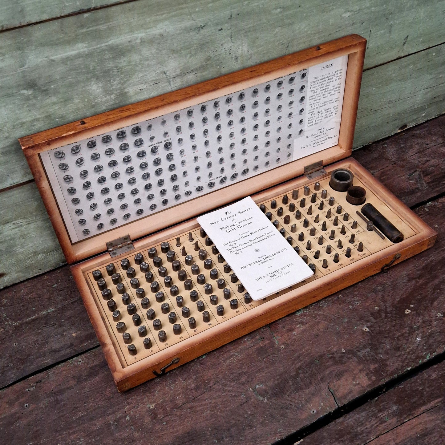 Ancien coffret dentaire pour fabrication de couronnes en or