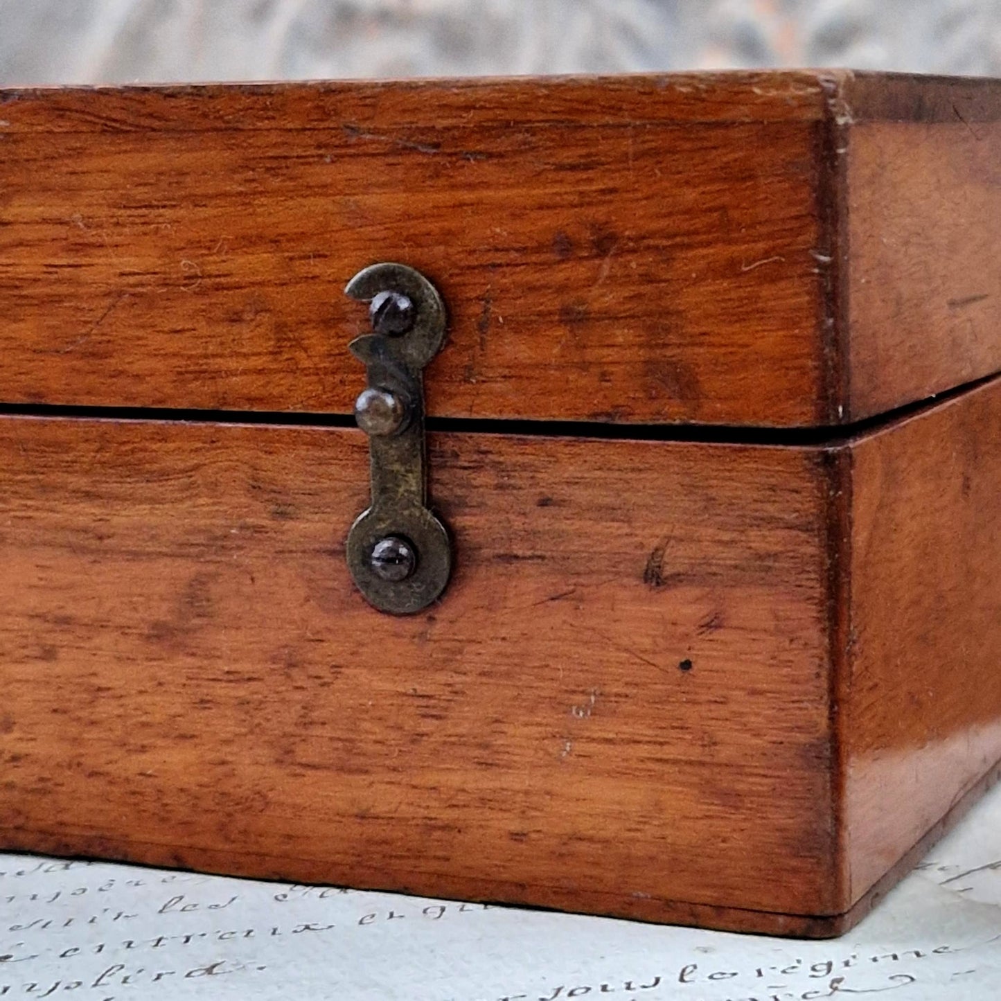 Ancien coffret d’apothicaire en bois avec 20 flacons en verre