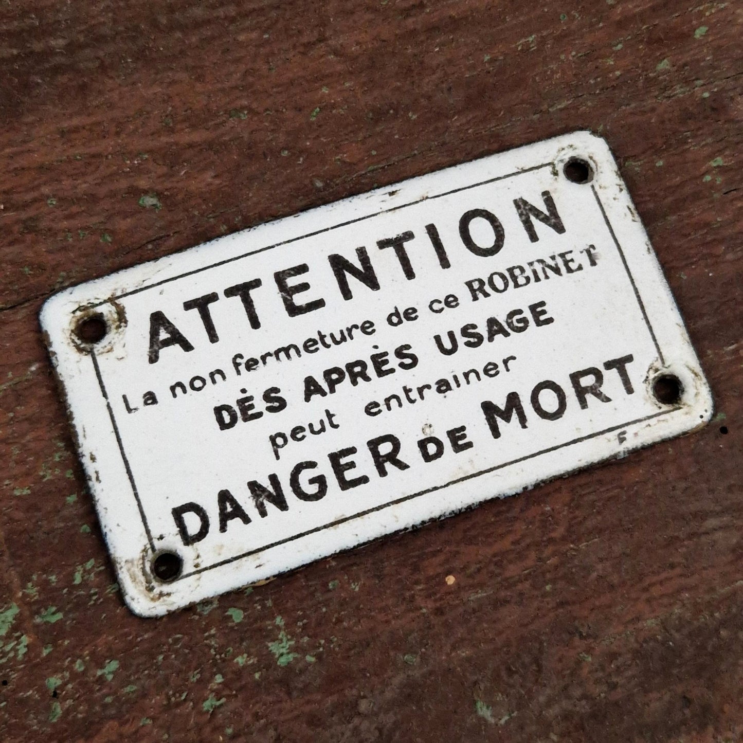 Plaque émaillée « Attention la non fermeture de ce robinet... »