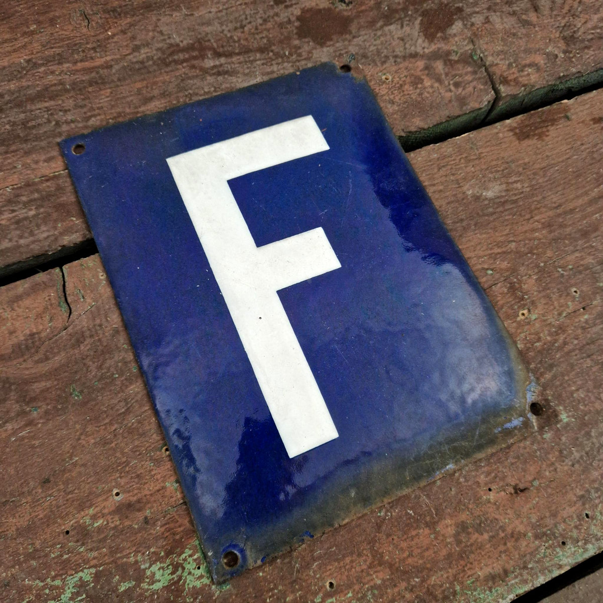 Plaque émaillée ancienne bleue « F »