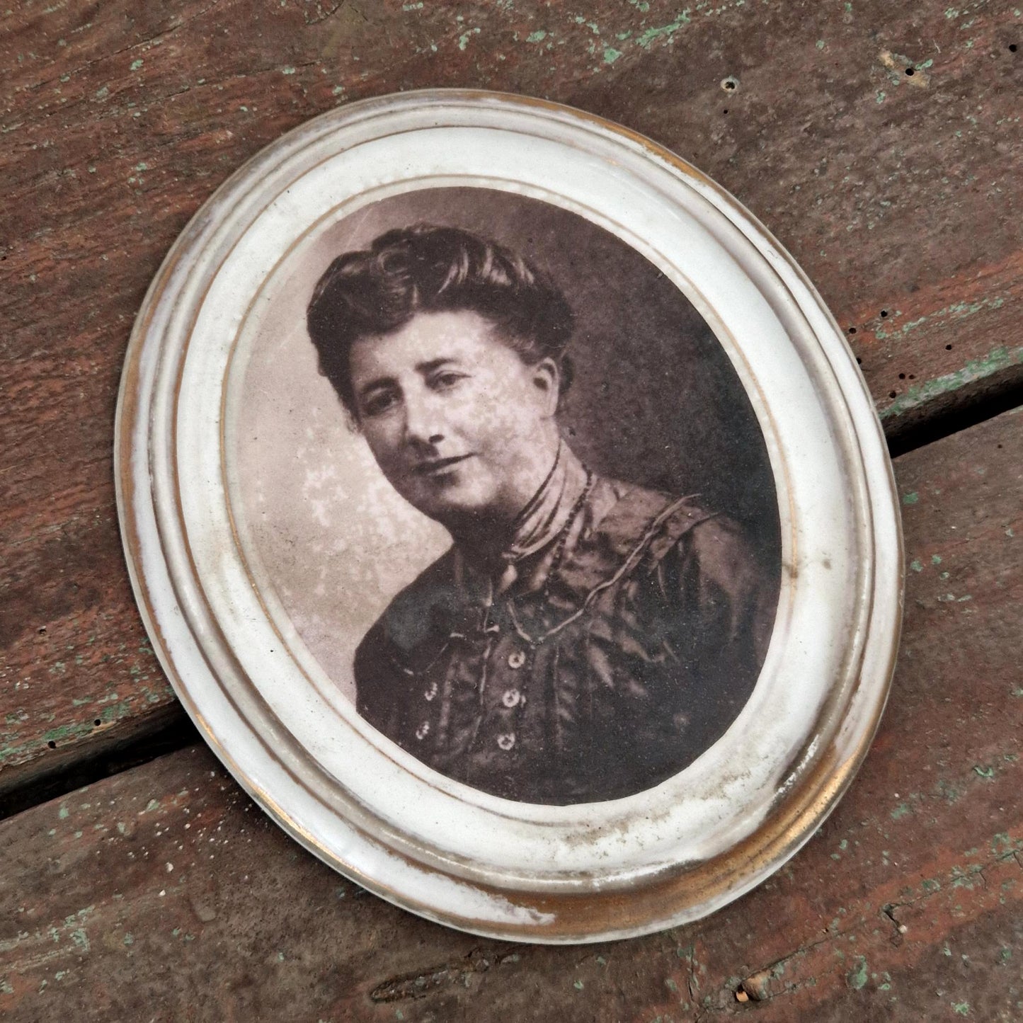 Ancien portrait commémoratif de femme sur porcelaine