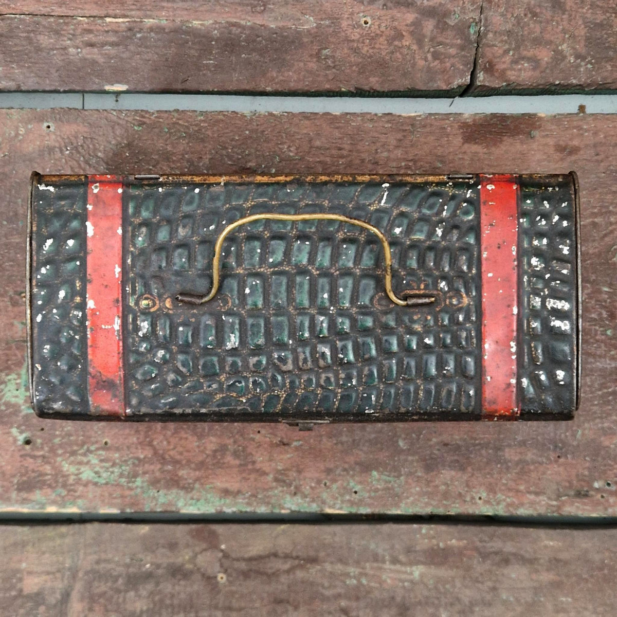 Ancienne boîte / valise croco à « Café Le pélican rouge »
