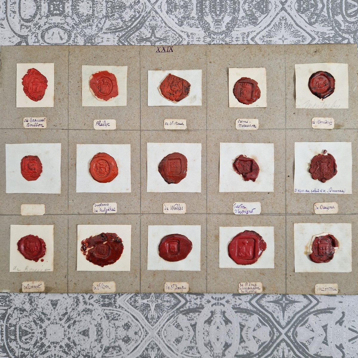 15 Empreintes de sceaux anciens en cire rouges et bordeaux