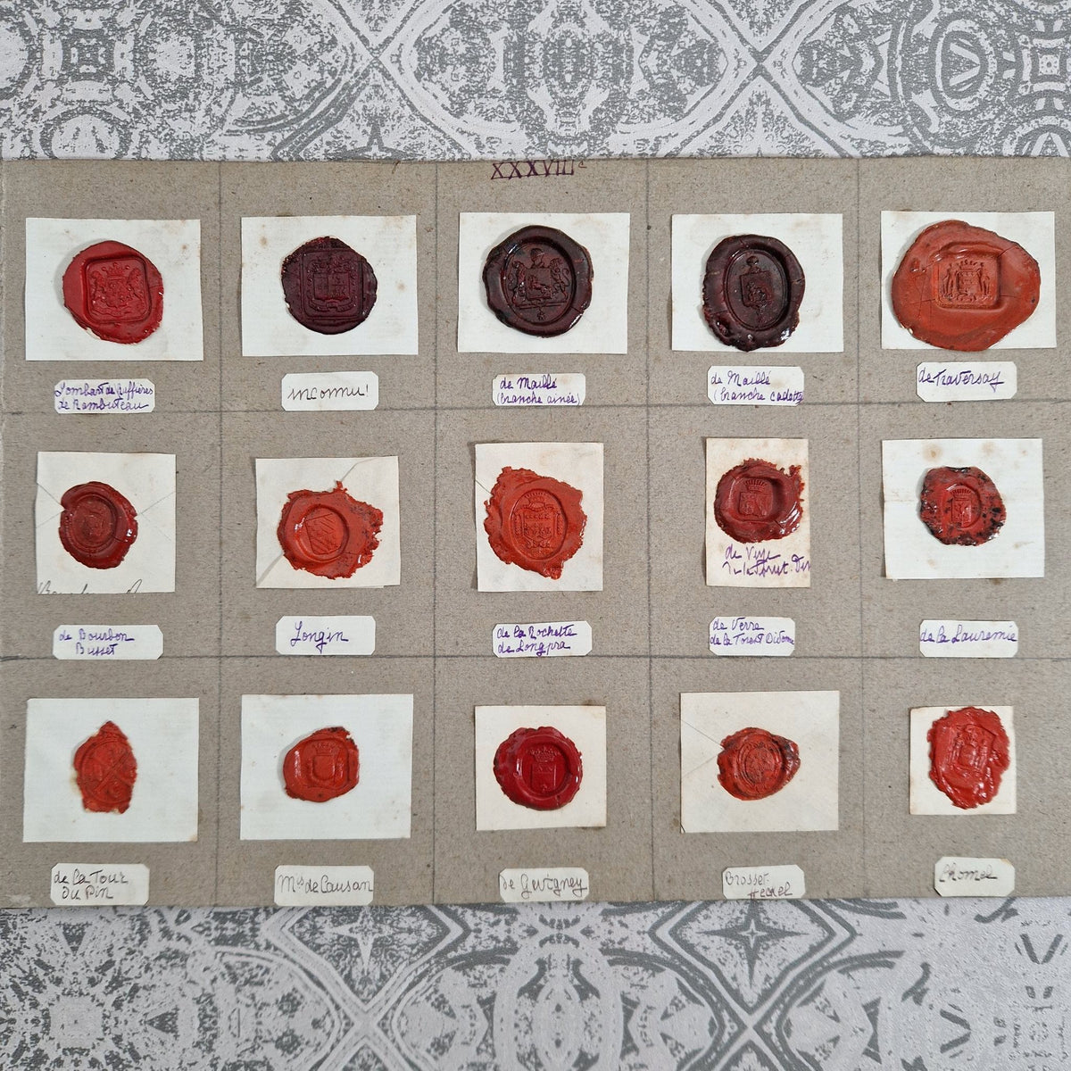 Planche de cachets armoriés rouges et bordeaux