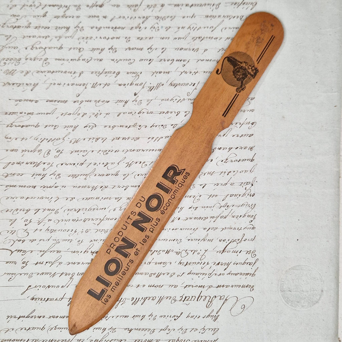 Coupe-papier publicitaire en bois - Produits du Lion Noir