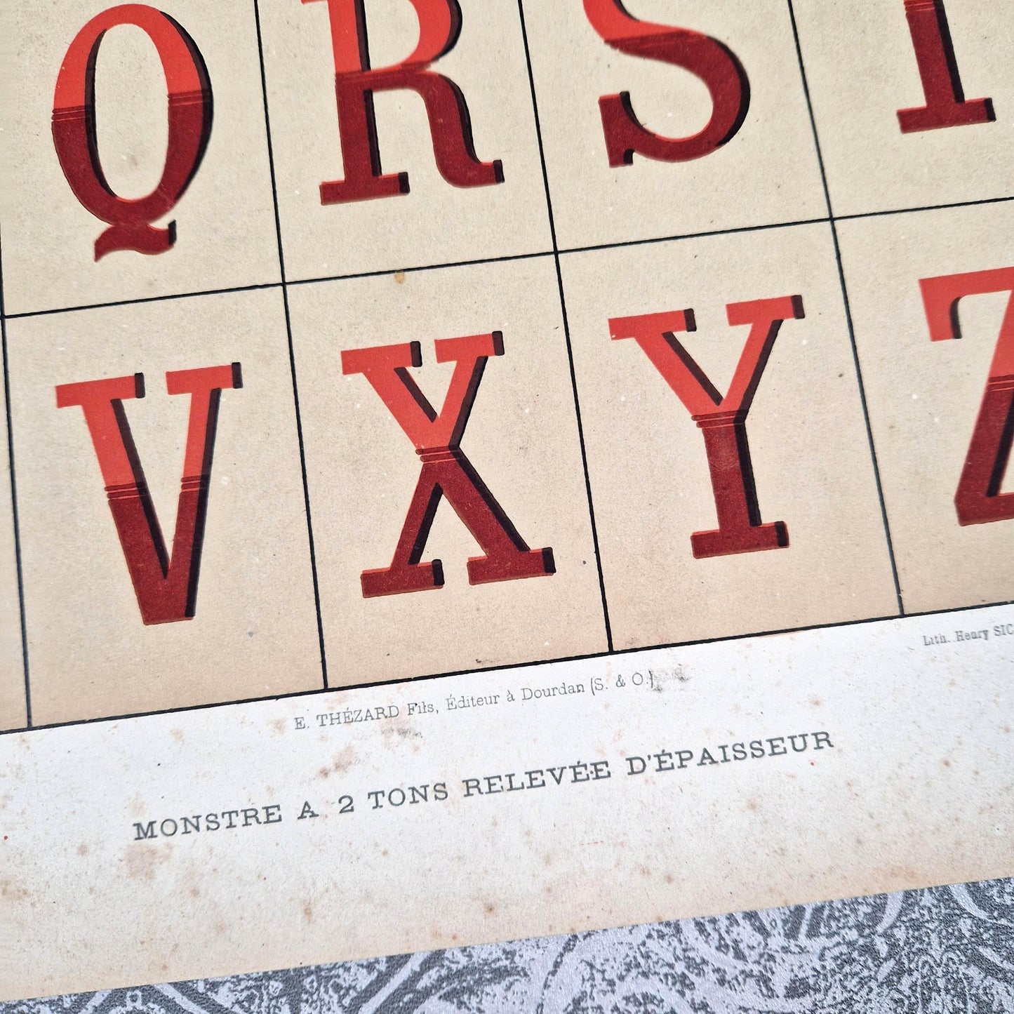 affiche typographique rouge bordeaux