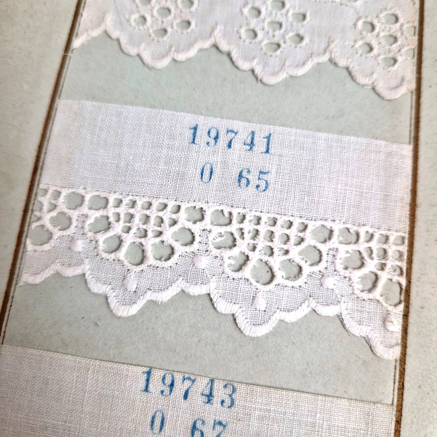 ancien nuancier de dentelles broderie blanche