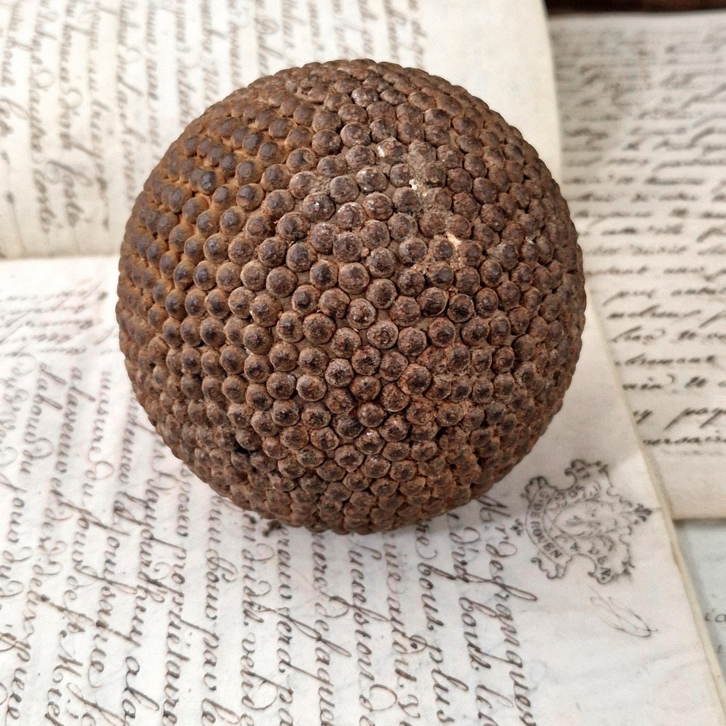 boule cloutee patine ancienne collection