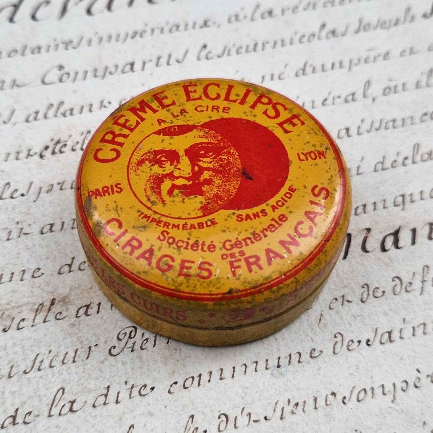 Petite boîte « Crème Éclipse – Cirages Français » jaune et rouge