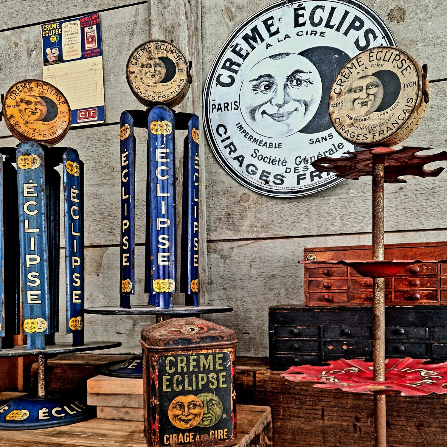 Collection publicitaire sur le cirage : boites, présentoirs, plaques émaillées...