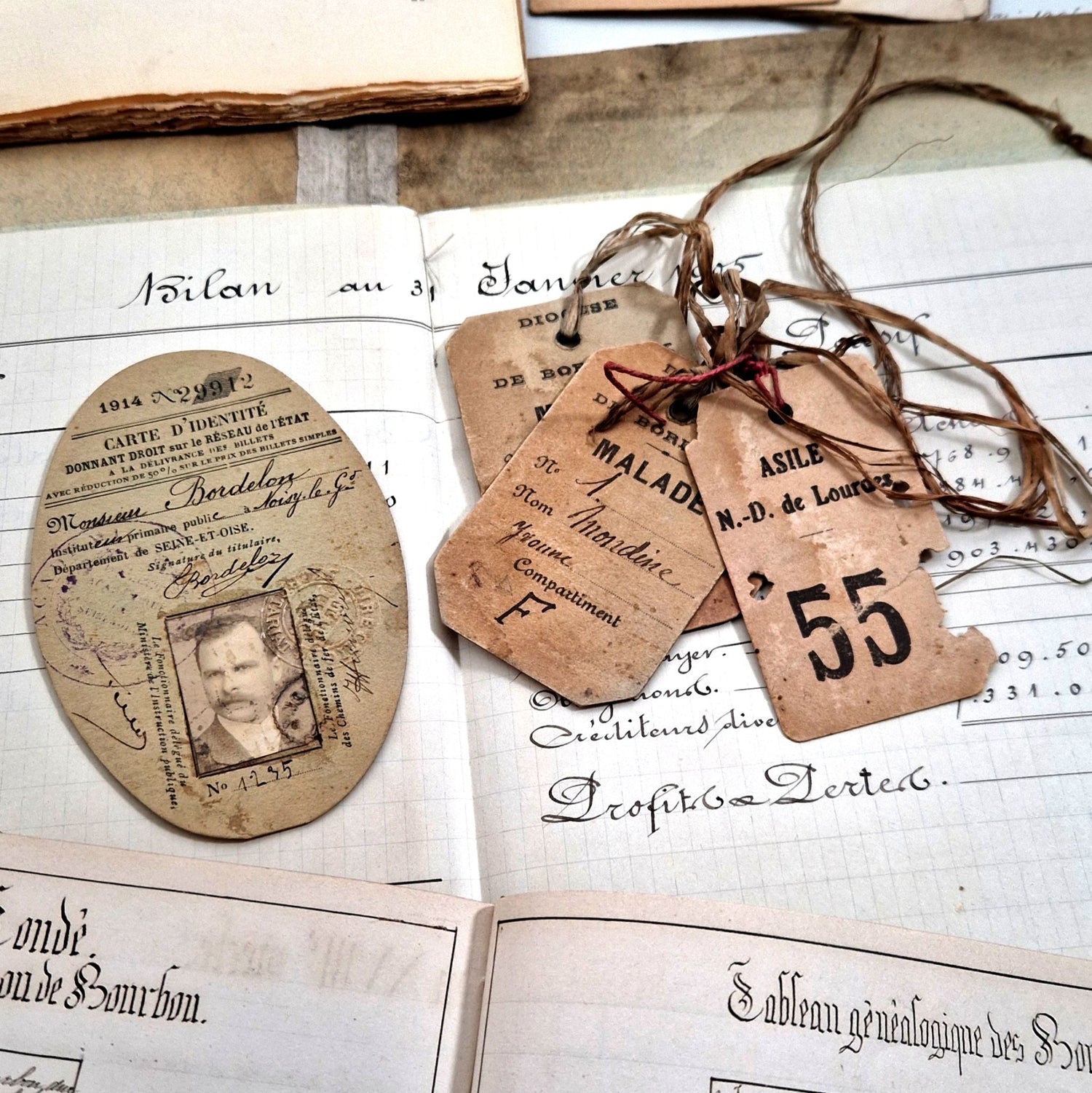 documents manuscrits et ouvrages anciens