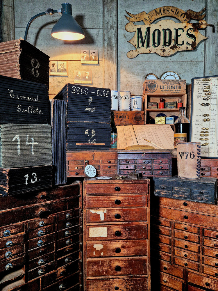 Mobilier et meubles de métiers, présentoirs anciens