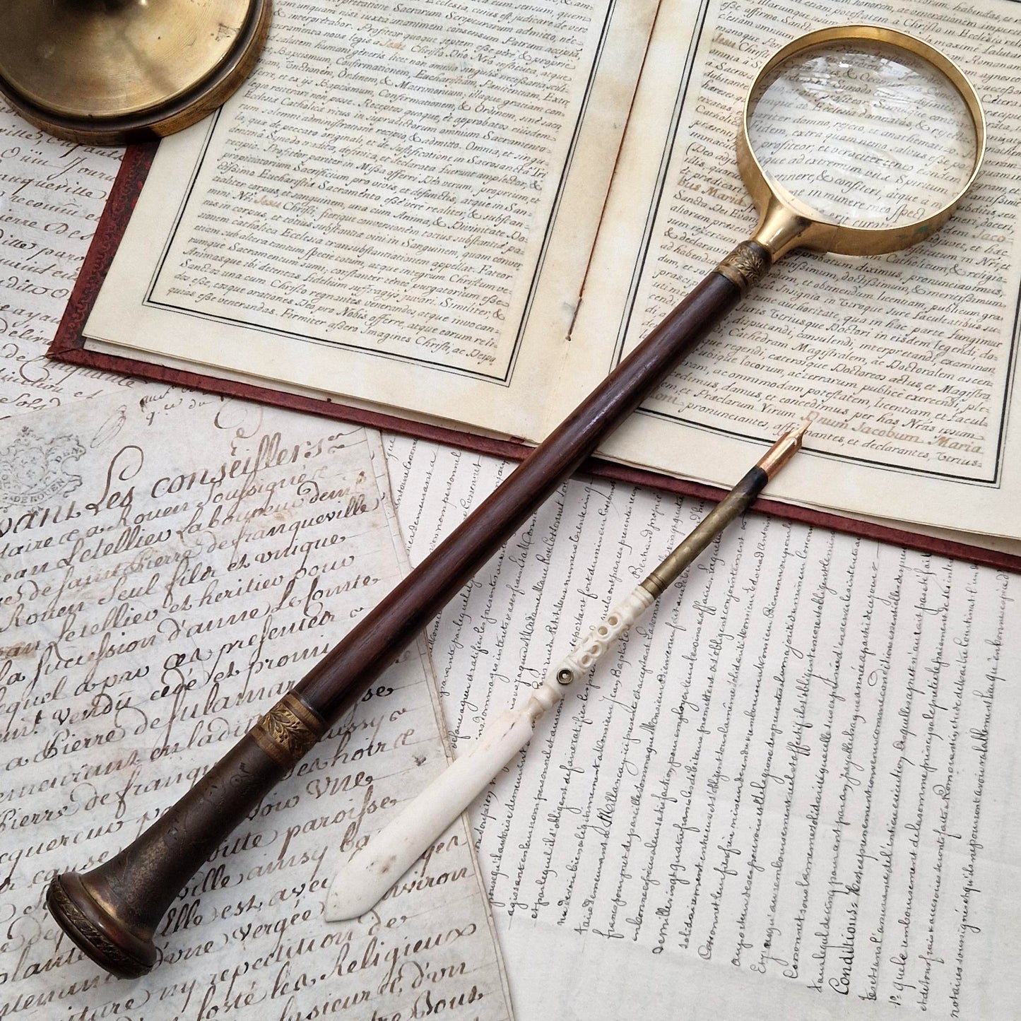 Grande loupe de lecture en bois tourné et laiton