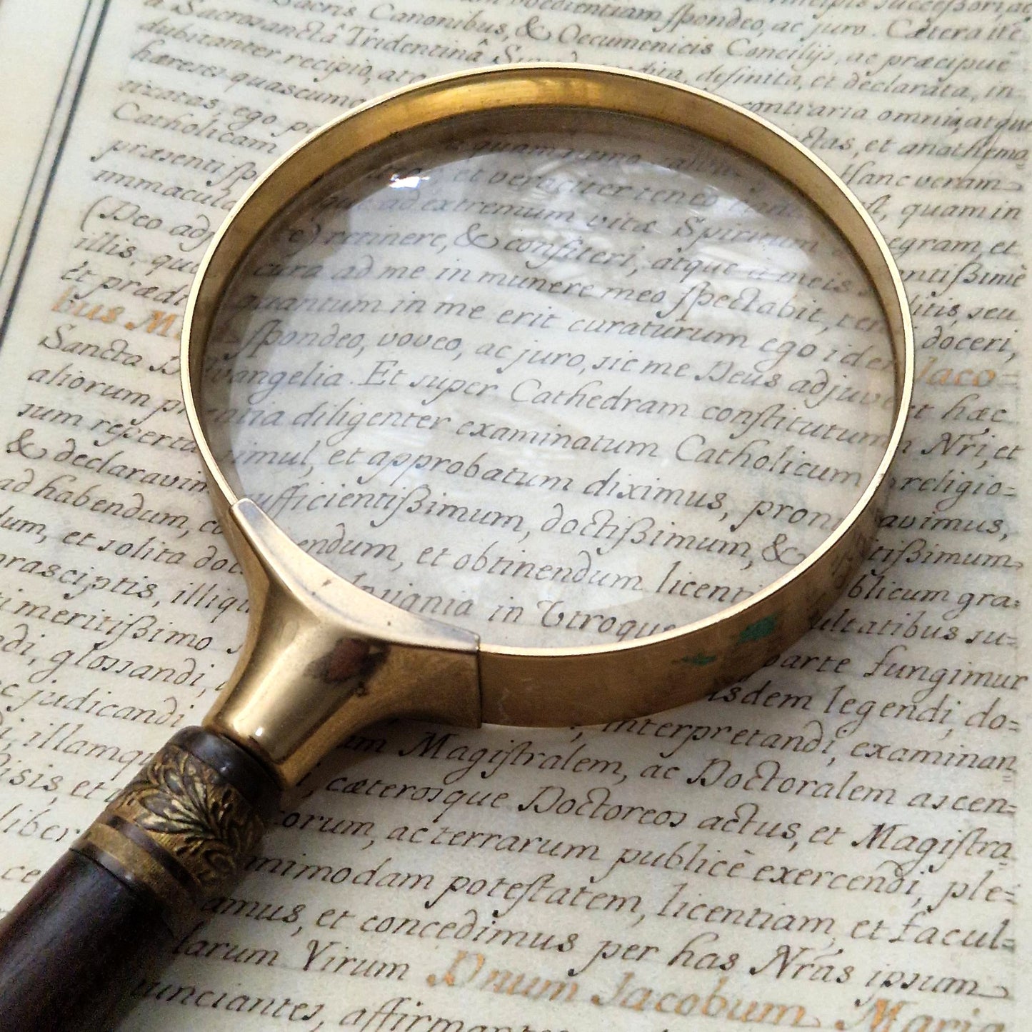Grande loupe de lecture en bois tourné et laiton