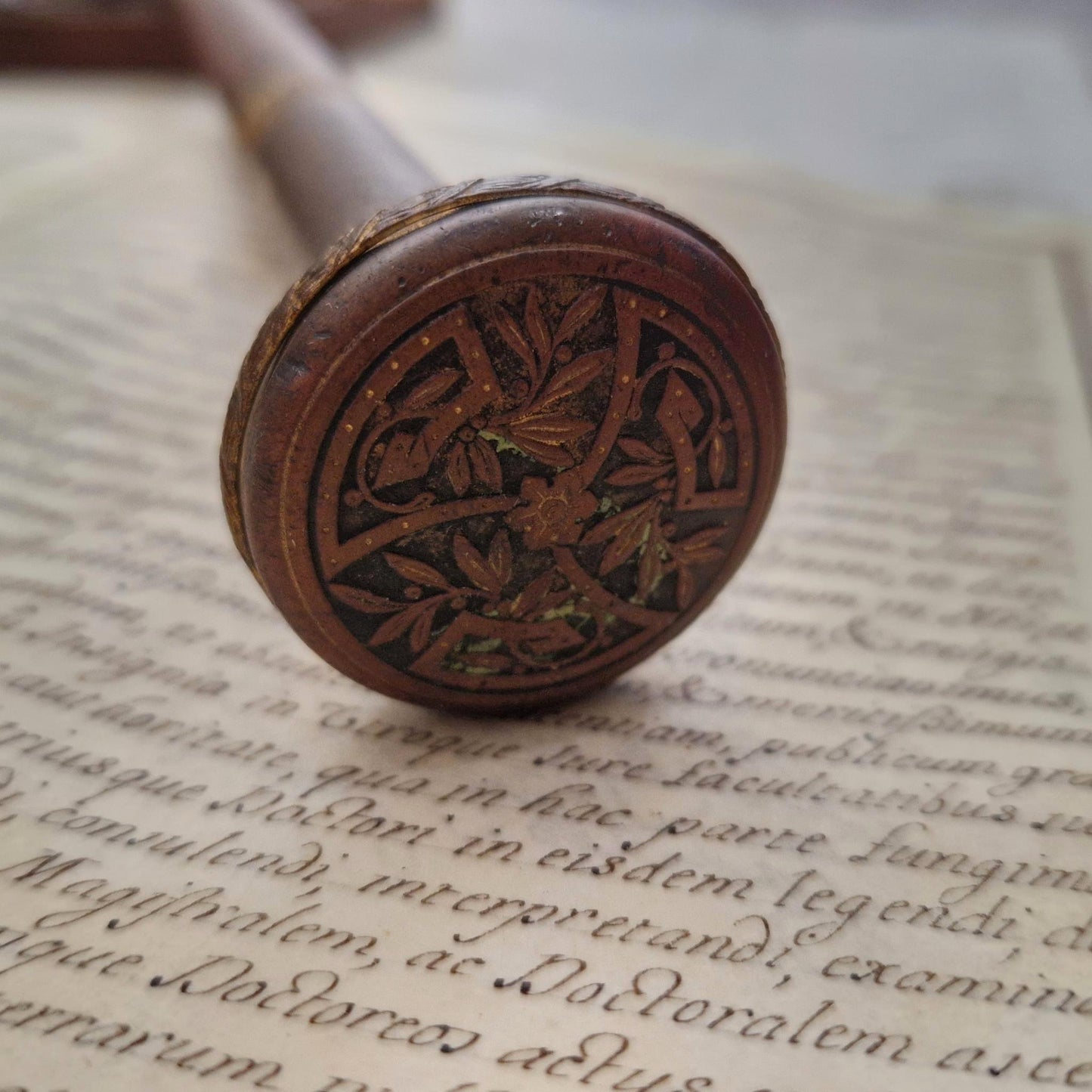 Grande loupe de lecture en bois tourné et laiton