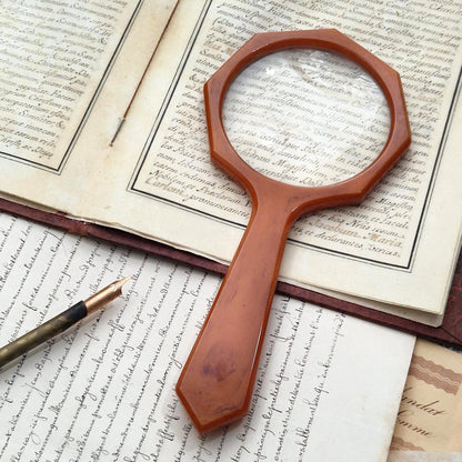 Loupe octogonale en bakélite marbrée, couleur caramel
