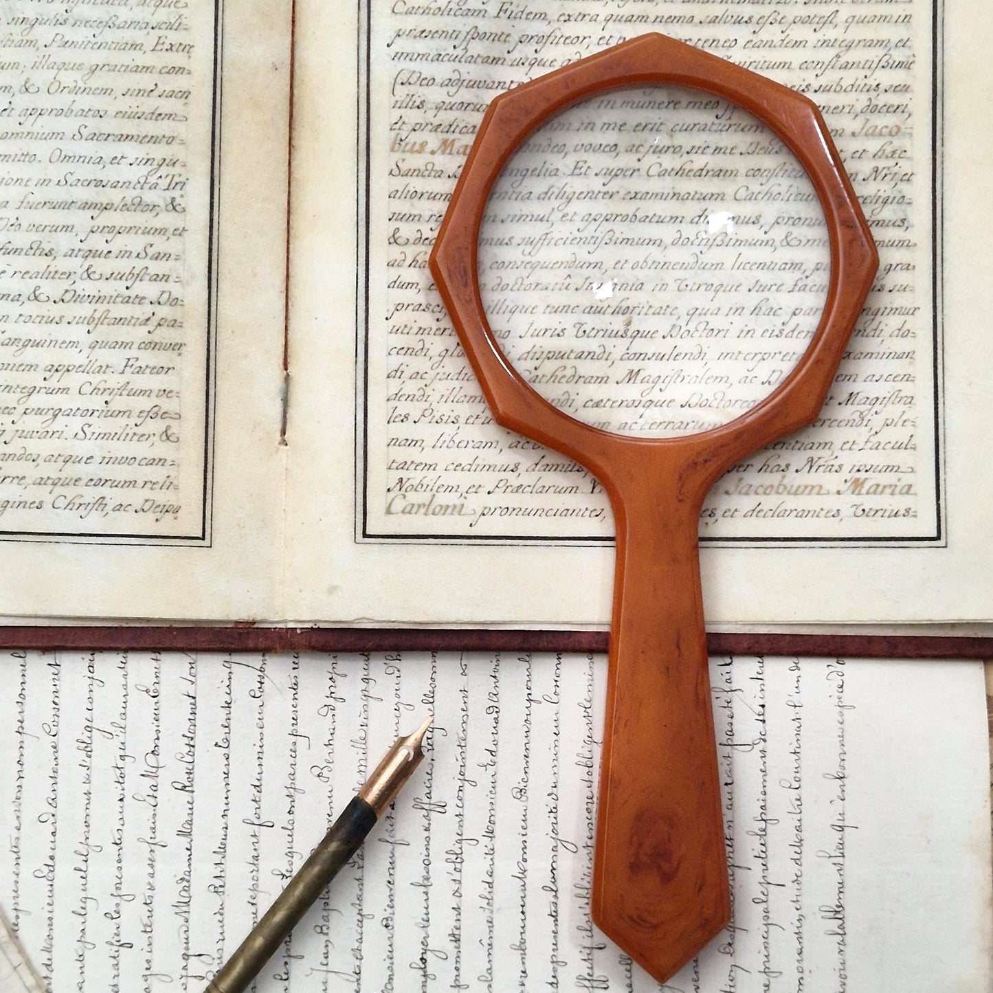 Loupe octogonale en bakélite marbrée, couleur caramel