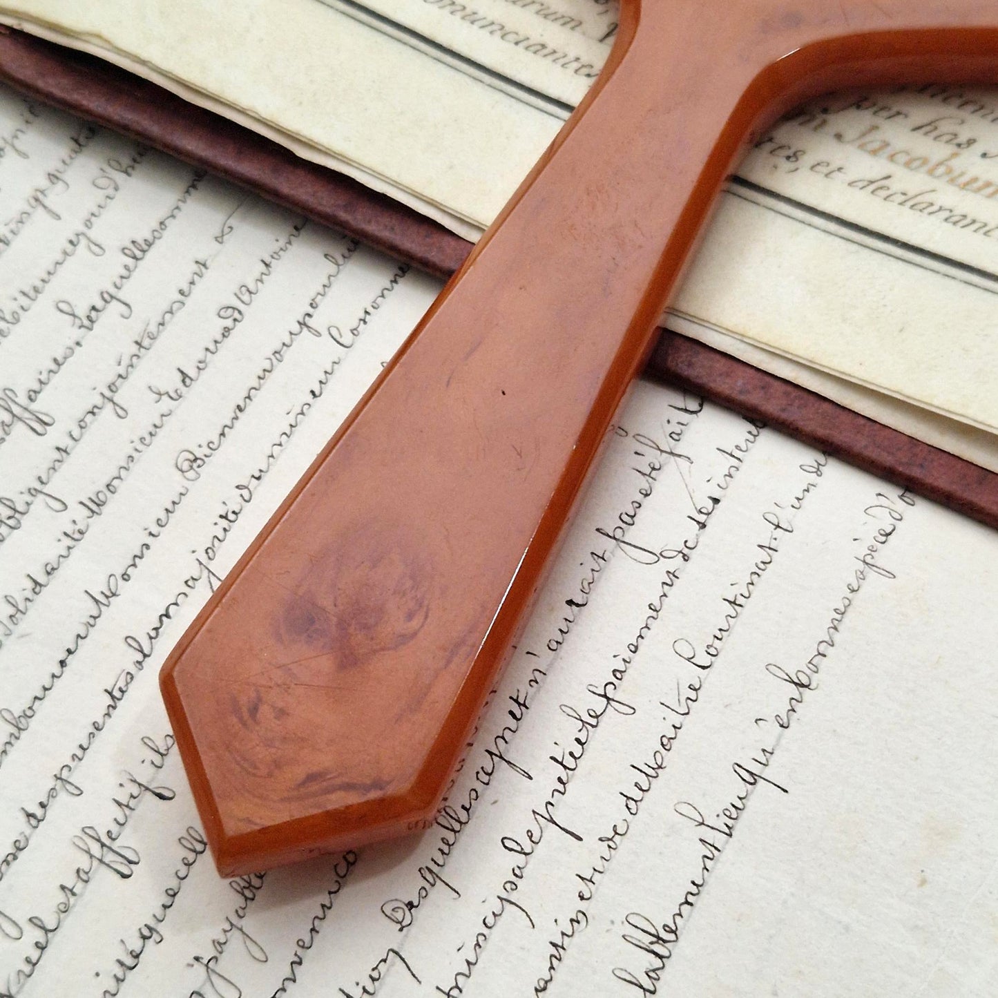 Loupe octogonale en bakélite marbrée, couleur caramel