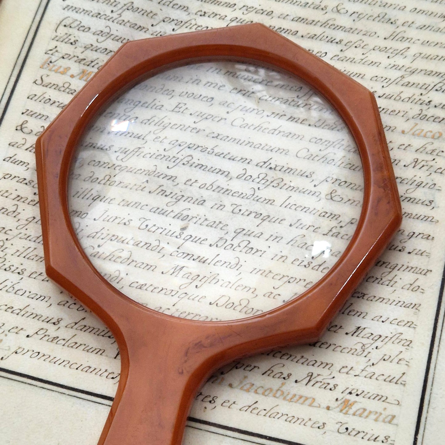 Loupe octogonale en bakélite marbrée, couleur caramel