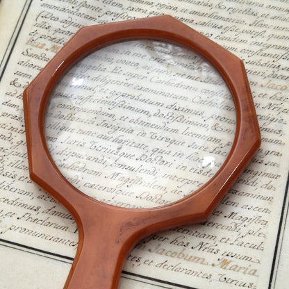 Loupe octogonale en bakélite marbrée, couleur caramel