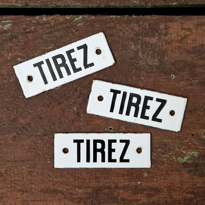 Petite plaque émaillée « TIREZ », à l'unité.